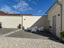 MAISON DE CARACTERE, BEAUX VOLUMES, GARAGES, CAVE, JARDIN
