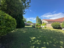 MAISON DE CARACTERE, BEAUX VOLUMES, GARAGES, CAVE, JARDIN