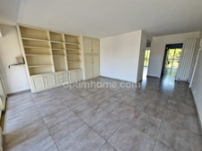 Appartement 2 pièces de 57 m² traversant avec terrasses dans résidence avec piscine
