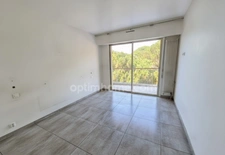 Appartement 2 pièces de 57 m² traversant avec terrasses dans résidence avec piscine