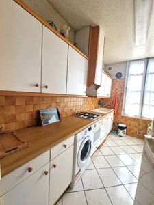 Maison individuelle avec jardin et stationnements