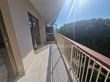 Appartement 2 pièces de 57 m² traversant avec terrasses dans résidence avec piscine