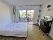 Charmant studio avec terrasse et piscine dans résidence prisée