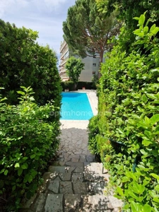Appartement 2 pièces de 57 m² traversant avec terrasses dans résidence avec piscine
