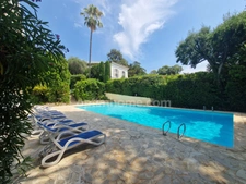 Appartement 2 pièces de 57 m² traversant avec terrasses dans résidence avec piscine