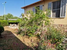 Maison individuelle avec jardin et stationnements