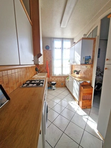 Maison individuelle avec jardin et stationnements