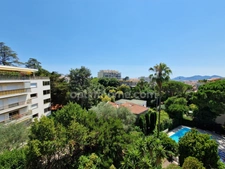Appartement 2 pièces de 57 m² traversant avec terrasses dans résidence avec piscine