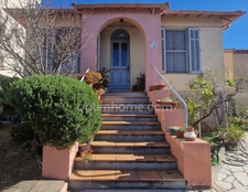 Maison individuelle avec jardin et stationnements