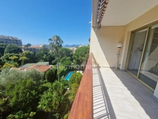 Appartement 2 pièces de 57 m² traversant avec terrasses dans résidence avec piscine