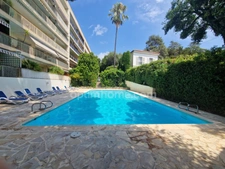 Appartement 2 pièces de 57 m² traversant avec terrasses dans résidence avec piscine