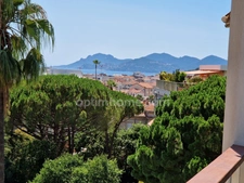 Appartement 2 pièces de 57 m² traversant avec terrasses dans résidence avec piscine