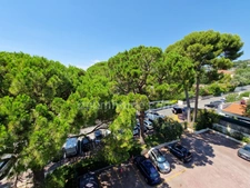Appartement 2 pièces de 57 m² traversant avec terrasses dans résidence avec piscine