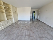 Appartement 2 pièces de 57 m² traversant avec terrasses dans résidence avec piscine