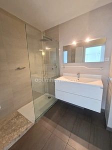 Appartement 2 pièces de 57 m² traversant avec terrasses dans résidence avec piscine