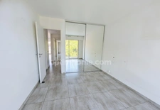 Appartement 2 pièces de 57 m² traversant avec terrasses dans résidence avec piscine