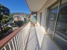 Appartement 2 pièces de 57 m² traversant avec terrasses dans résidence avec piscine