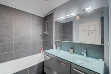 Guilhemery, grand T4 de 127m² avec terrasse, garage, pkg et piscine dans une petite copropriété