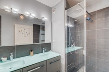Guilhemery, grand T4 de 127m² avec terrasse, garage, pkg et piscine dans une petite copropriété