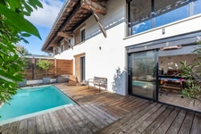 Bas Côte Pavée, maison de ville T6/7 de 197m² avec piscine 