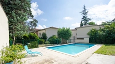 Guilhemery, grand T4 de 127m² avec terrasse, garage, pkg et piscine dans une petite copropriété