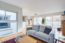 Guilhemery, grand T4 de 127m² avec terrasse, garage, pkg et piscine dans une petite copropriété