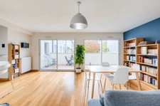 Guilhemery, grand T4 de 127m² avec terrasse, garage, pkg et piscine dans une petite copropriété