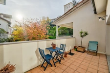 Guilhemery, grand T4 de 127m² avec terrasse, garage, pkg et piscine dans une petite copropriété