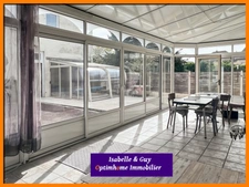Propriété avec dépendances et grands espaces, idéale pour vivre et travailler chez soi.