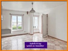 Propriété avec dépendances et grands espaces, idéale pour vivre et travailler chez soi.