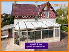 Propriété avec dépendances et grands espaces, idéale pour vivre et travailler chez soi.