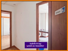 Propriété avec dépendances et grands espaces, idéale pour vivre et travailler chez soi.