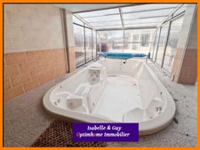 Propriété avec dépendances et grands espaces, idéale pour vivre et travailler chez soi.