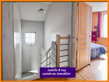 Propriété avec dépendances et grands espaces, idéale pour vivre et travailler chez soi.