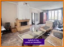 Propriété avec dépendances et grands espaces, idéale pour vivre et travailler chez soi.