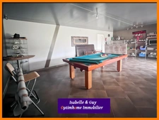 Propriété avec dépendances et grands espaces, idéale pour vivre et travailler chez soi.