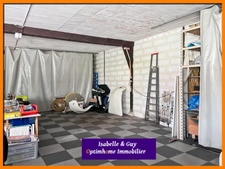 Propriété avec dépendances et grands espaces, idéale pour vivre et travailler chez soi.