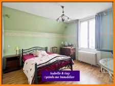 Propriété avec dépendances et grands espaces, idéale pour vivre et travailler chez soi.