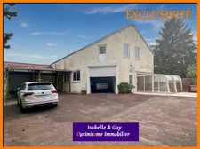 Propriété avec dépendances et grands espaces, idéale pour vivre et travailler chez soi.