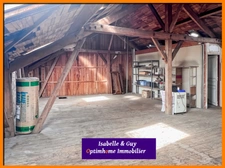 Propriété avec dépendances et grands espaces, idéale pour vivre et travailler chez soi.