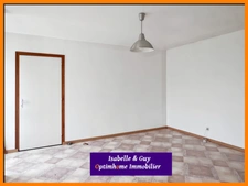 Propriété avec dépendances et grands espaces, idéale pour vivre et travailler chez soi.