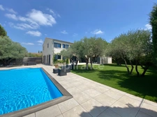 In SAINT MAXIMIN (30) Splendid property of 280 m², 5 min from Uzès close to all amenities, on a fenced and wooded plot of approximately 1,600 m²!