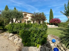 UZES (30) Beautiful house of 200 m2 with 5 bedrooms, swimming-pool, pool-house and view