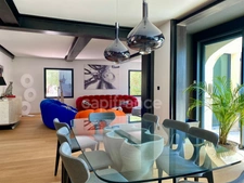 In SAINT MAXIMIN (30) Splendid property of 280 m², 5 min from Uzès close to all amenities, on a fenced and wooded plot of approximately 1,600 m²!