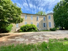 Dpt Gard (30), à vendre dans le Gard, propriété viticole en AOP Côtes du Rhône sur 25 hectares avec Château du XVème siècle.