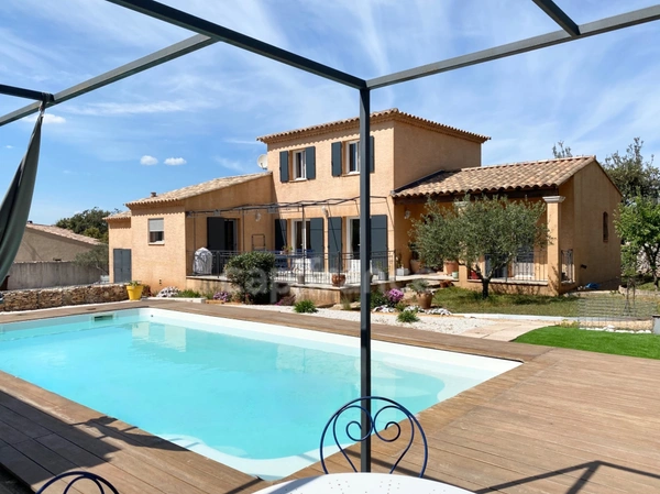 Maison à vendre 5 minutes d’Uzès : Villa lumineuse T5 116 m2 avec piscine, garage, terrain 1200m2