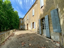 Dpt Gard (30), à vendre dans le Gard, propriété viticole en AOP Côtes du Rhône sur 25 hectares avec Château du XVème siècle.