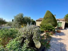 For sale – Property with panoramic view and stone outbuilding, 5 minutes from Uzès