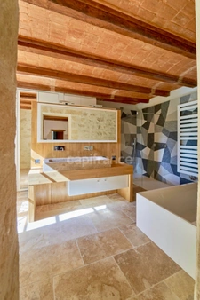 In UZES (30) Exceptional property just steps from the Place aux Herbes