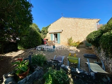 For sale – Property with panoramic view and stone outbuilding, 5 minutes from Uzès